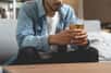 Consommer de l'alcool pendant la grossesse est toxique pour le fœtus et peut entraîner diverses complications. Une nouvelle étude américaine met l’accent sur l’implication du père dans le développement du fœtus, en lien avec sa consommation d’alcool avant même la conception du bébé.